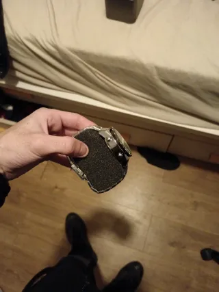 Reloj de pulsera plateado y negro