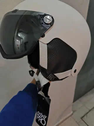 Casco esquí/snow blanco con visera.