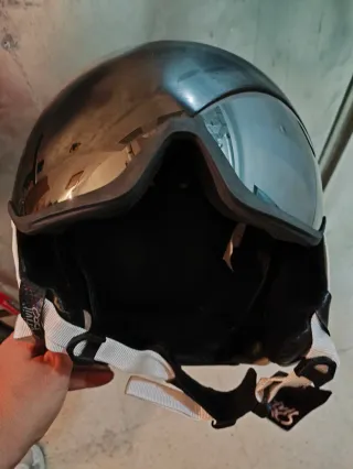 Casco esquí/snow blanco con visera.