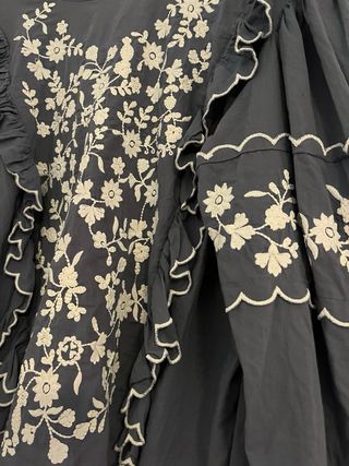 Blusa gris bordada con volantes