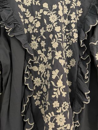 Blusa gris bordada con volantes