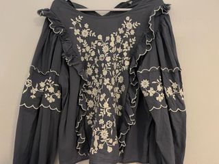 Blusa gris bordada con volantes