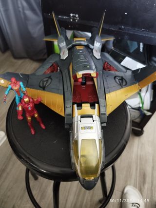 Quinjet Vengadores con Figuras Spiderman Iron Man