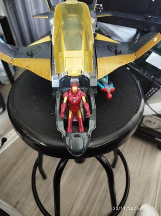 Quinjet Vengadores con Figuras Spiderman Iron Man