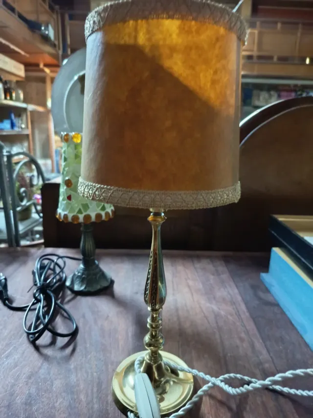 Lampada da tavolo dorata