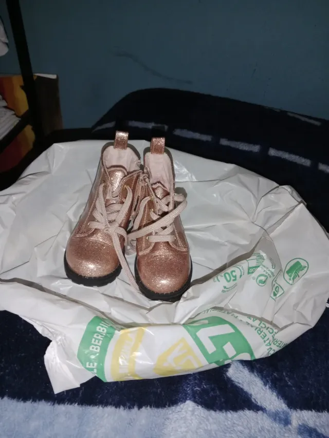 Botas doradas brillantes para niña