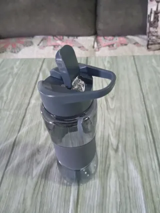 Botella de agua con pajita