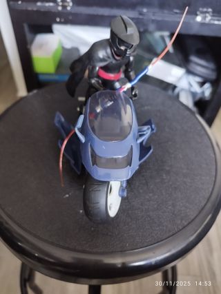 Moto y figura Zorro con arma