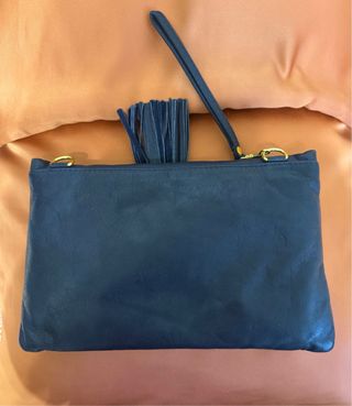 Bolso piel azul marino tachas doradas