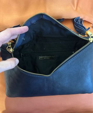 Bolso piel azul marino tachas doradas