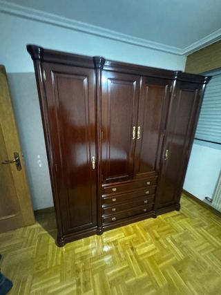 Armario antiguo de madera
