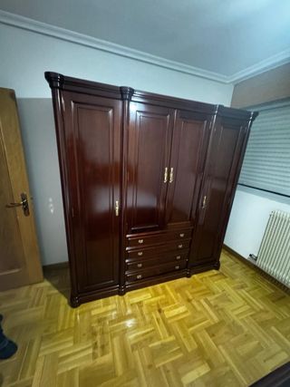 Armario antiguo de madera