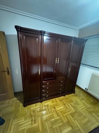 Armario antiguo de madera