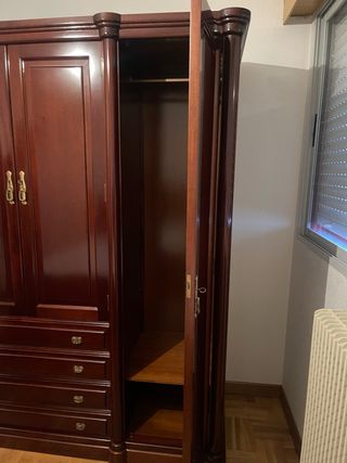 Armario antiguo de madera