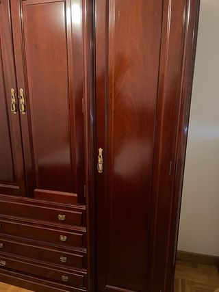 Armario antiguo de madera