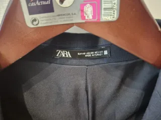 Traje caballero Zara azul marino con cuadrado azul