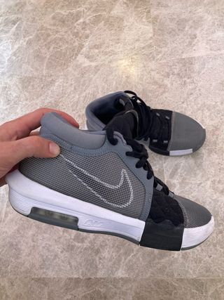 Nike LeBron Witness 8 Gris/Negro