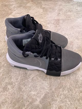 Nike LeBron Witness 8 Gris/Negro