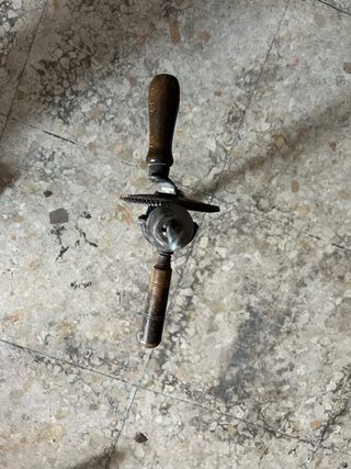Taladro manual antiguo