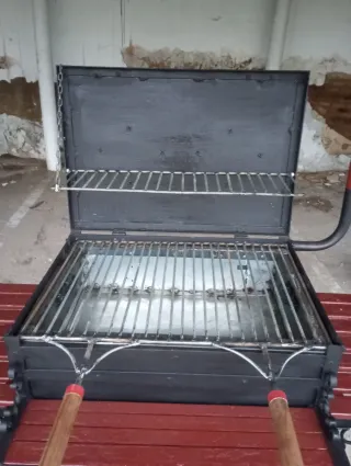 Barbacoa de metal y madera