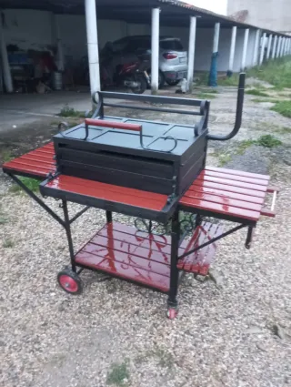 Barbacoa de metal y madera
