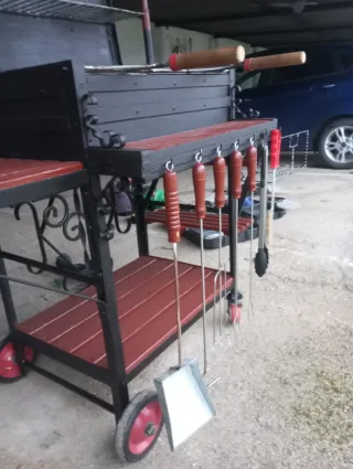 Barbacoa de metal y madera