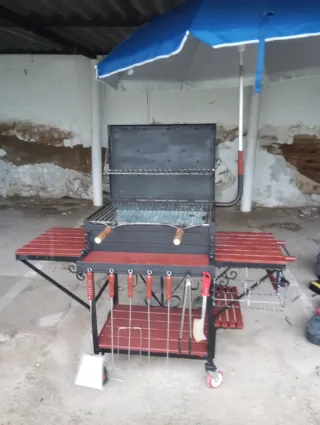Barbacoa de metal y madera