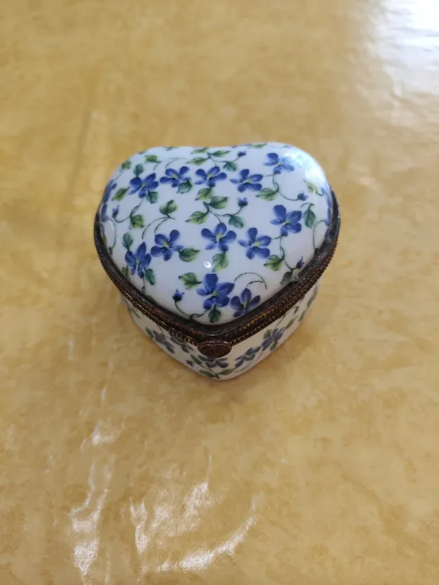 Scatolina cuore in porcellana vintage floreale