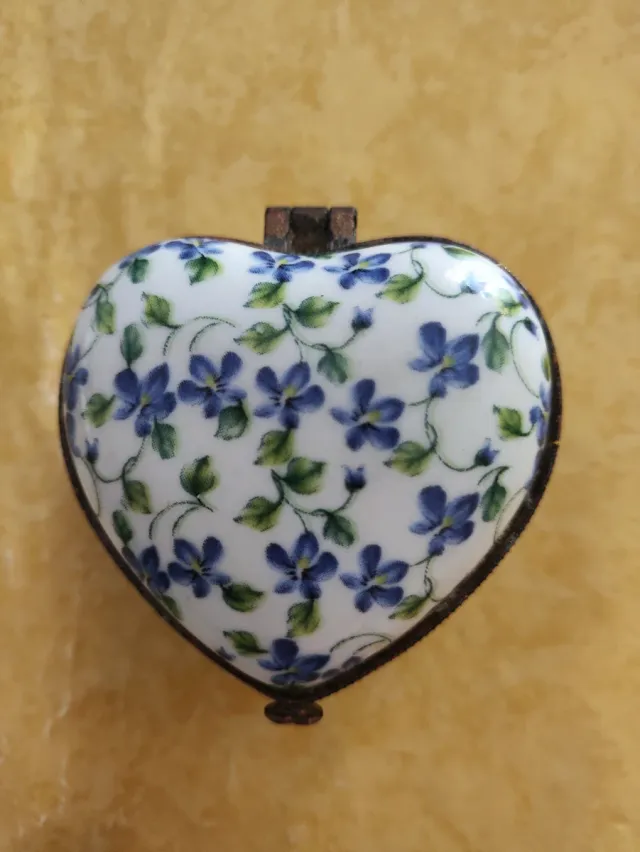 Scatolina cuore in porcellana vintage floreale
