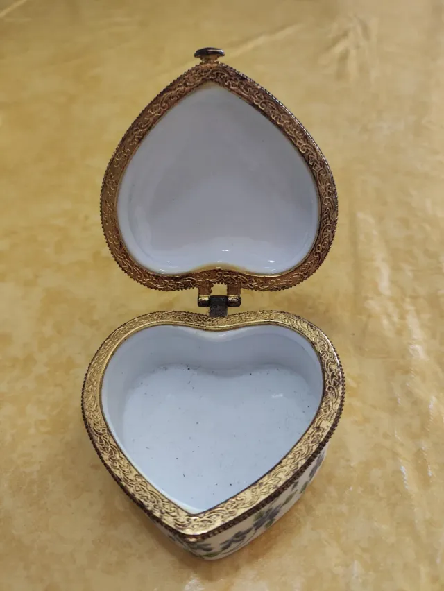 Scatolina cuore in porcellana vintage floreale