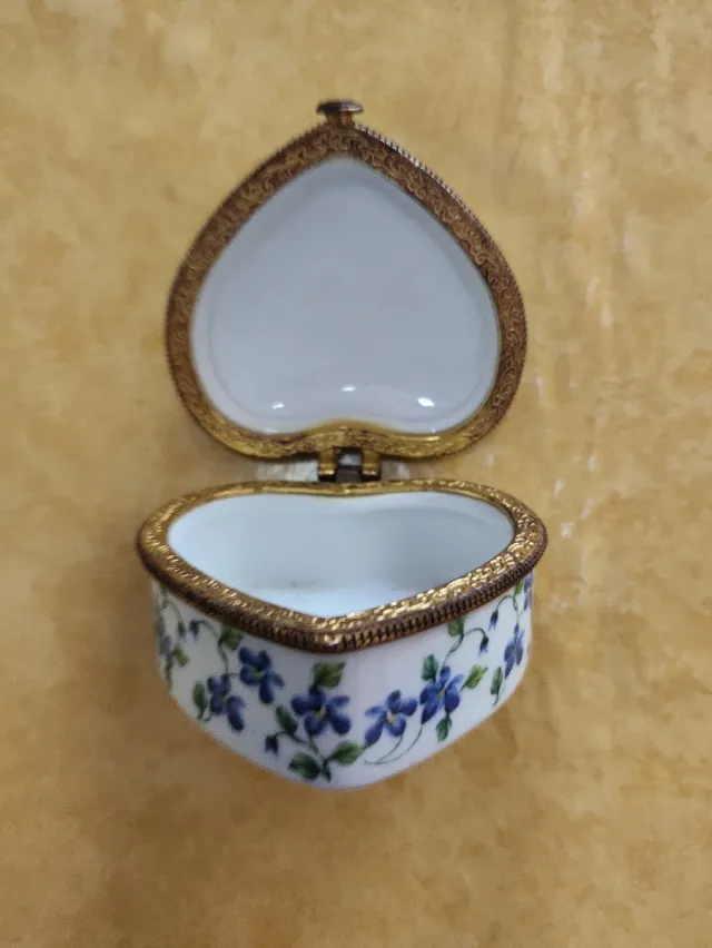 Scatolina cuore in porcellana vintage floreale