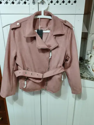 Chaqueta corta rosa con cuello de pelo