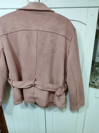 Chaqueta corta rosa con cuello de pelo