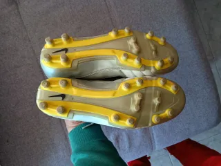 Zapatillas Fútbol Nike Blancas y Amarillas