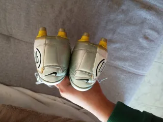 Zapatillas Fútbol Nike Blancas y Amarillas