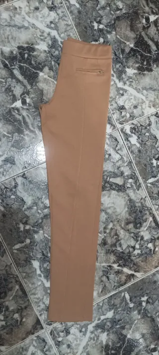 Leggings beige, talla S. Tejido suave y cómodo.