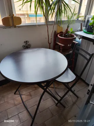 Mesa redonda y 4 sillas plegables