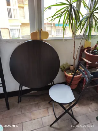 Mesa redonda y 4 sillas plegables
