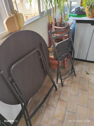 Mesa redonda y 4 sillas plegables