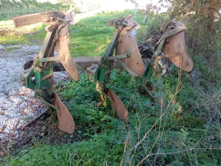 Arado de tres surcos