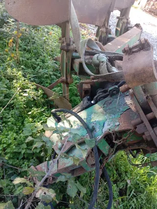 Arado de tres surcos