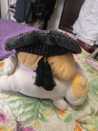 Boina gris con adornos negros