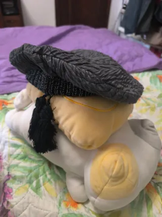 Boina gris con adornos negros