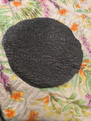 Boina gris con adornos negros