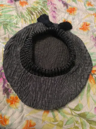 Boina gris con adornos negros