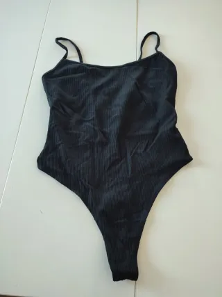Body negro tirantes finos