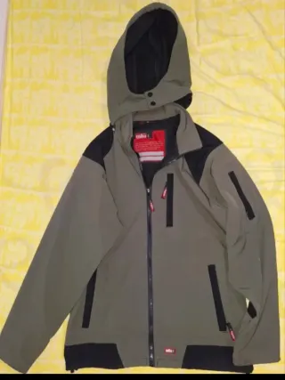 Chaqueta verde y negra con capucha