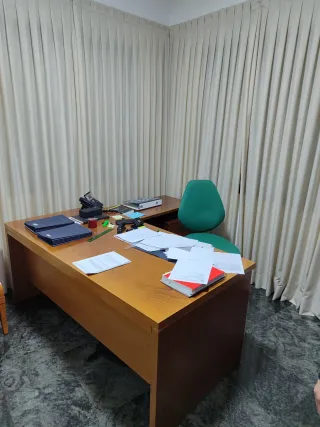 Mobiliario de oficina (escritorios y estanterias)