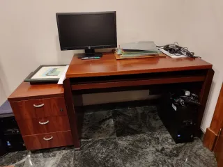 Mobiliario de oficina (escritorios y estanterias)