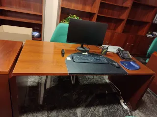 Mobiliario de oficina (escritorios y estanterias)